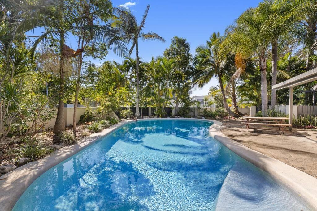 Stylish Townhouse, Private Courtyard Walk To Beach Noosaville Exterior foto