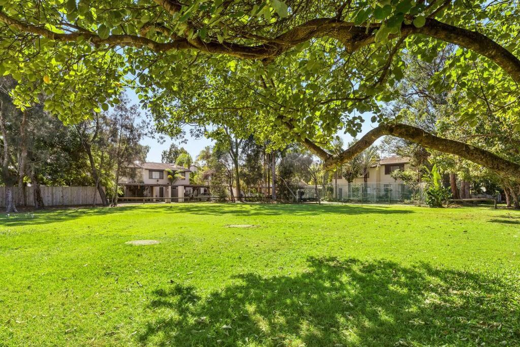 Stylish Townhouse, Private Courtyard Walk To Beach Noosaville Exterior foto